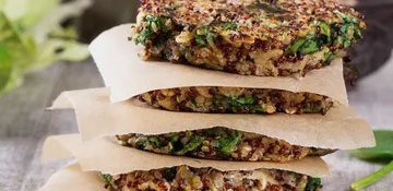 Veganský burger z quinoy a batátů
